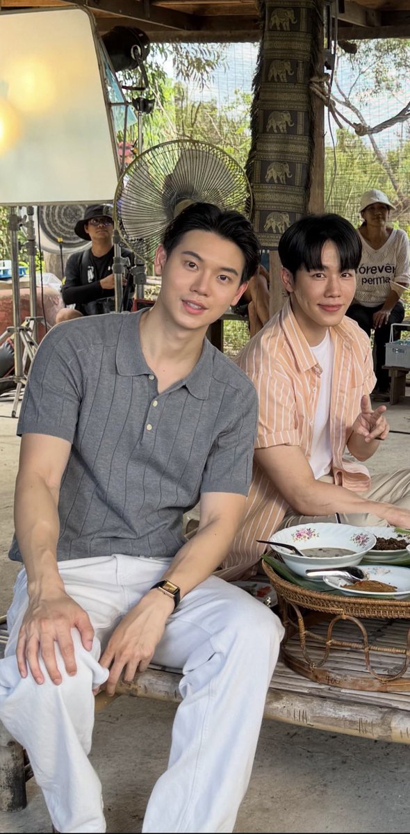 __100pence's tweet photo. ตาเธียร์หล่อเกินไปป่ะ เหมือนคนเพิ่งอาบน้ำแต่งตัวเสร็จแล้วออกมากินข้าวอะ หล่อสดชื่นอะไรขนาดนี้ เข้าใจมังกรทุกอย่าง 🫠🫠

#ที่รักสารวัตรเธียร์
#หยิ่นวอร์ #YinWar https://t.co/NkY04RQVwr