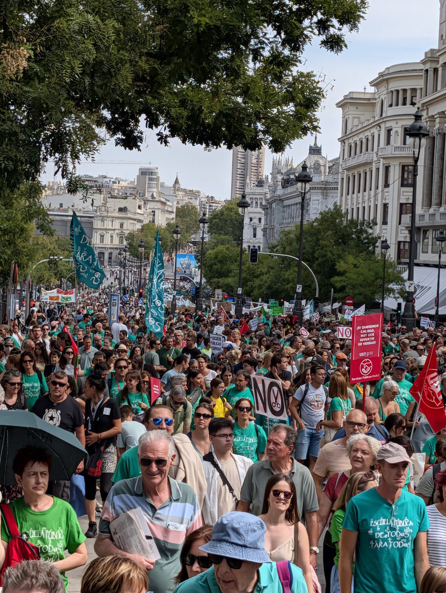 FRAVM's tweet photo. Como nos gusta este Madrid que se levanta en defensa de lo público. 

Por la vivienda 

Por un urbanismo al servicio de la gente

Por una educación pública de calidad.

La primavera llegó en otoño https://t.co/vLu6x9w6yG