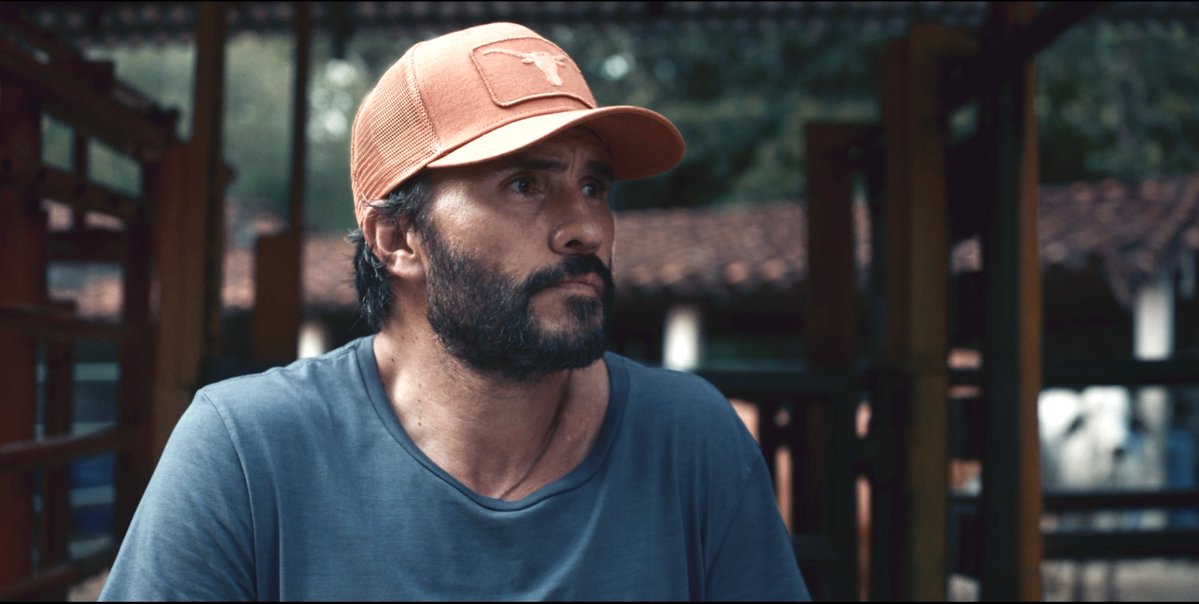 ElNacionalWeb's tweet photo. #27Sep | Juan Pablo Raba: "En Venezuela dejé un pedacito de mi corazón". ❤️🇻🇪 El actor colombiano protagoniza El Silbón 🎬, película dirigida por el venezolano Diego Velasco. Aunque no es de las personas que disfrutan del cine de terror, asegura que tuvo que dejar a un lado su predisposición para desarrollar su personaje.

Además, no podía decirle que no a la oferta de un amigo 🤝 Espera que pronto llegue el momento de contar historias políticas y de resiliencia en el país. 🇻🇪

✍️ Por @humbertosanchez

🔗 Lea más en https://t.co/3BJvkmnbZP
