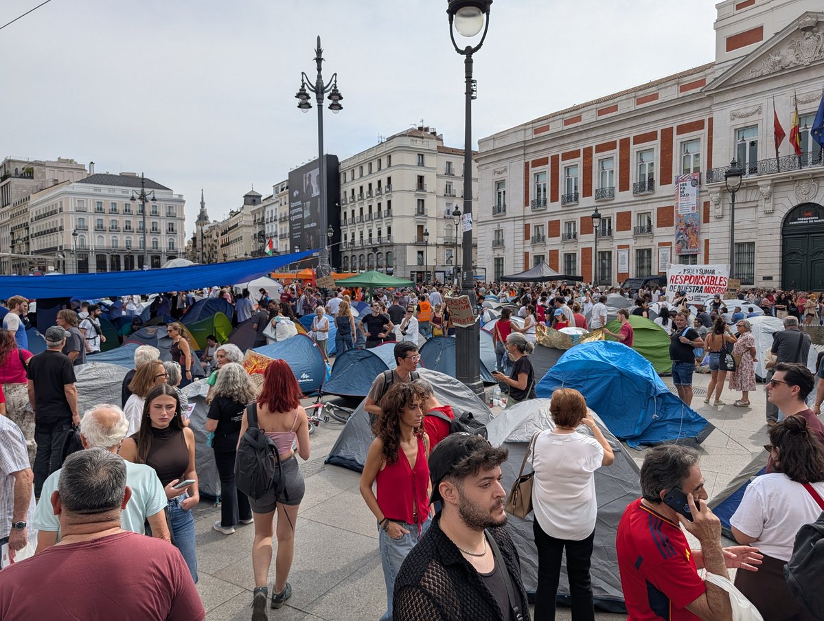 FRAVM's tweet photo. Como nos gusta este Madrid que se levanta en defensa de lo público. 

Por la vivienda 

Por un urbanismo al servicio de la gente

Por una educación pública de calidad.

La primavera llegó en otoño https://t.co/vLu6x9w6yG