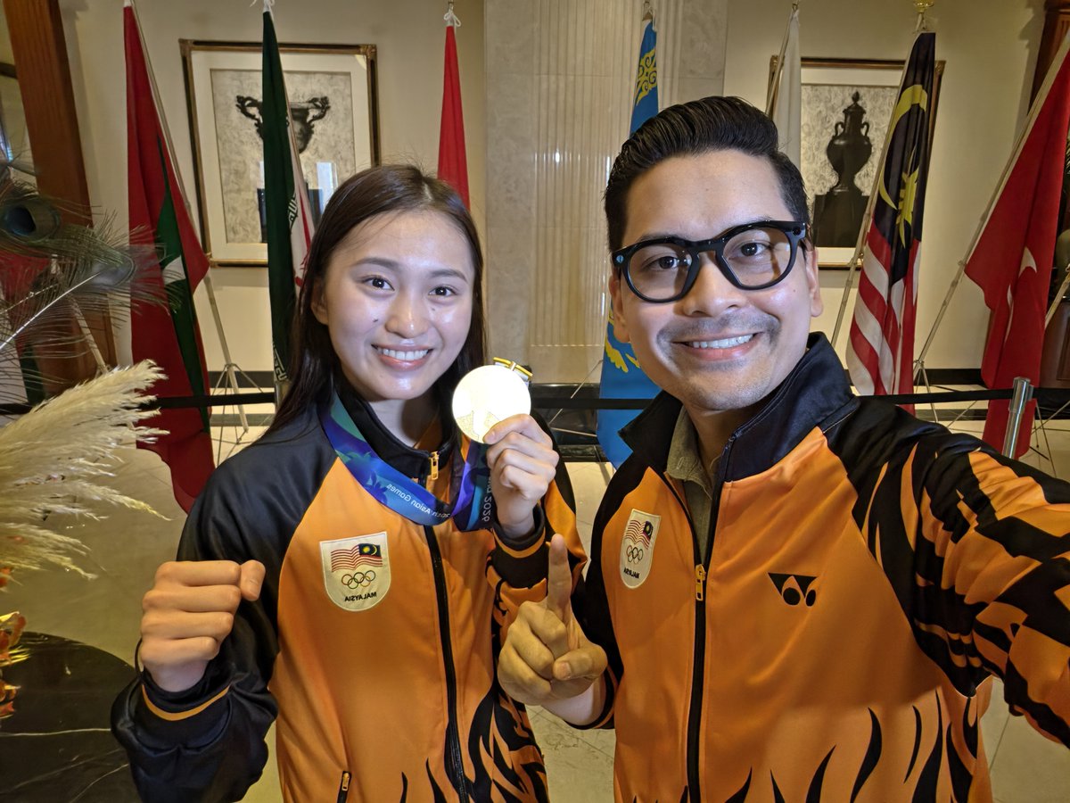 taufiqjoharii's tweet photo. ALHAMDULILLAH, ENAM PINGAT EMAS! 🇲🇾🥇🥇🥇🥇🥇🥇

Sasaran ini, sasaran yang kita tetapkan bersama. Hari ini, dengan izin Allah dan hasil kerja keras semua, sasaran itu berjaya kita capai.

Tahniah dan terima kasih buat wira dan wirawati negara, CDM & DCDM, para jurulatih, persatuan sukan, pegawai serta seluruh keluarga besar KBS, MSN dan ISN yang tidak pernah berhenti berusaha dan memberikan yang terbaik untuk Malaysia.

Pingat-pingat ini saya percaya hadir dengan doa, pengorbanan, air mata, keringat dan usaha yang tidak mungkin terbalas oleh kita semua.

Alhamdulillah, hari ini kita raikan kejayaan ini bersama seluruh rakyat Malaysia.

Dan saya amat yakin, ENAM PINGAT EMAS ini hanyalah permulaan. Insya Allah, wira wirawati kita akan berikan lebih dari ini!

MALAYSIA BOLEH!🇲🇾