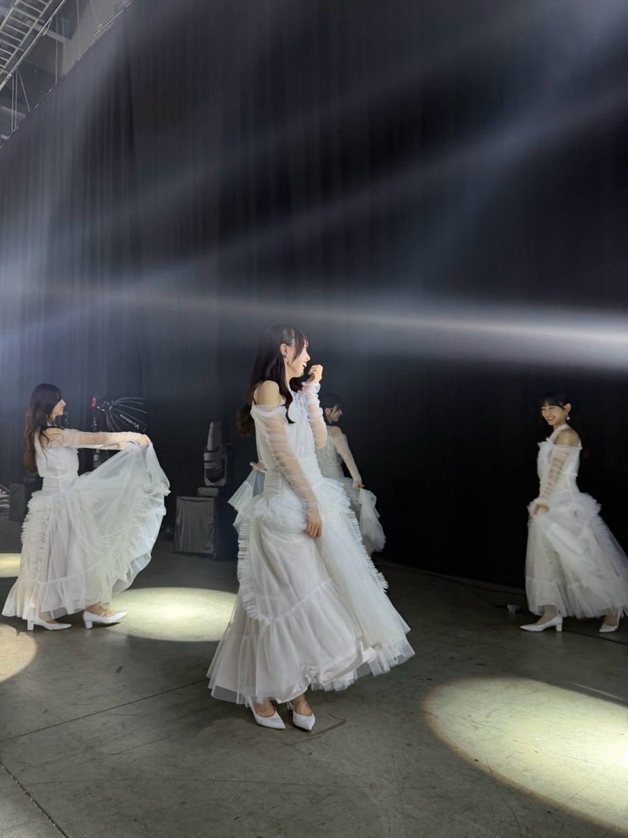 laaaazyDog's tweet photo. 5期が笑顔でヒラヒラ舞ってる
#kakiblog https://t.co/jwy466JM6D