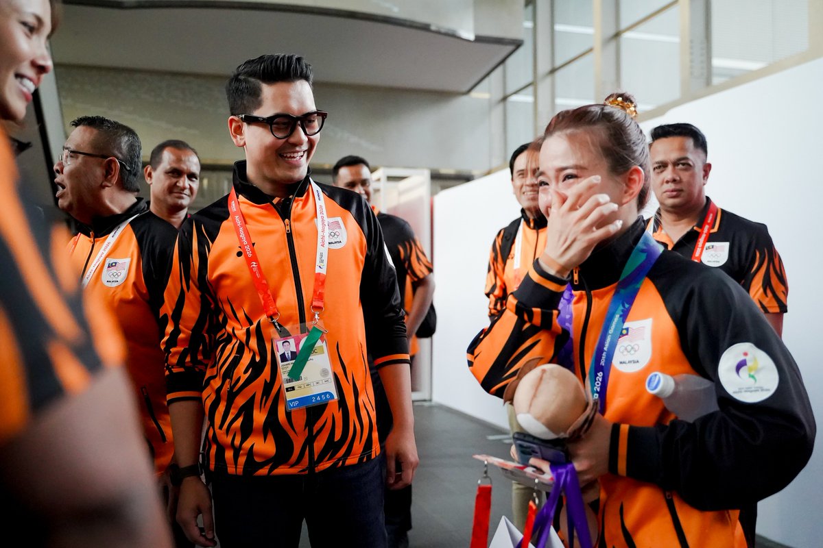 taufiqjoharii's tweet photo. ALHAMDULILLAH, ENAM PINGAT EMAS! 🇲🇾🥇🥇🥇🥇🥇🥇

Sasaran ini, sasaran yang kita tetapkan bersama. Hari ini, dengan izin Allah dan hasil kerja keras semua, sasaran itu berjaya kita capai.

Tahniah dan terima kasih buat wira dan wirawati negara, CDM & DCDM, para jurulatih, persatuan sukan, pegawai serta seluruh keluarga besar KBS, MSN dan ISN yang tidak pernah berhenti berusaha dan memberikan yang terbaik untuk Malaysia.

Pingat-pingat ini saya percaya hadir dengan doa, pengorbanan, air mata, keringat dan usaha yang tidak mungkin terbalas oleh kita semua.

Alhamdulillah, hari ini kita raikan kejayaan ini bersama seluruh rakyat Malaysia.

Dan saya amat yakin, ENAM PINGAT EMAS ini hanyalah permulaan. Insya Allah, wira wirawati kita akan berikan lebih dari ini!

MALAYSIA BOLEH!🇲🇾