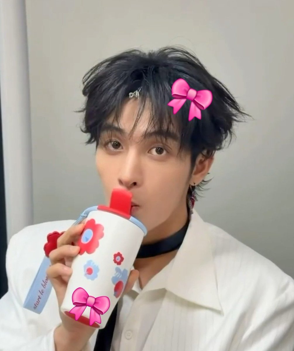 naistoseeu's tweet photo. when xx mentioned about bow before, was he being aware that we of often put a bow on zz and vice verca 🙂‍↔️ https://t.co/DI6JQnocha