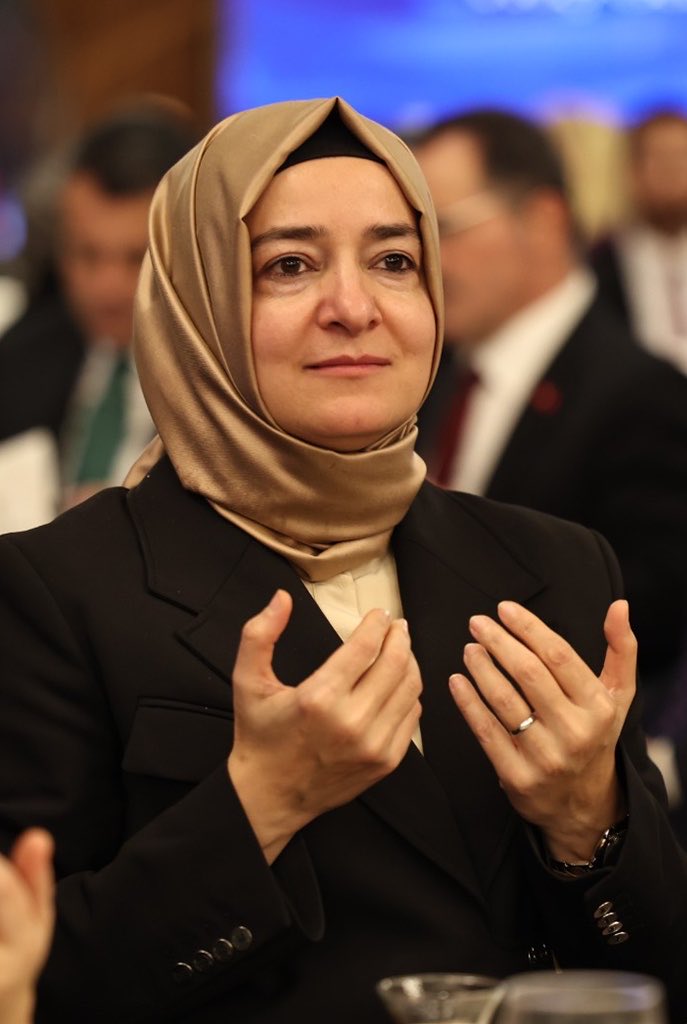 HaberReport's tweet photo. Fatih Altaylı'dan Fatma Betül Sayan Kaya yorumu:

"Göz göre göre bir hırsızlık, bir dolandırıcılık çetesine dahil olmaz, milletin hakkına, parasına tenezzül etmez diye düşünüyordum. 

Öyle ya, hangi izan ve ahlak sahibi insan nisan ayında 1 milyon 432 bin dolar yatırıp, eylül ayında 28 milyon dolar olarak parasını geri alabilirdi. 

Dolar bazında 5 ayda yüzde 2000 kazanç elde eder ve bunun ahlaki olduğunu düşünebilirdi. Fatma B. Sayan Kaya’nın getirisi tam buydu. Zeynel Emre’nin iddiasına göre, 63 milyon TL koymuş, 5 ay sonra 1 milyar 344 milyon TL geri almıştı.

Sadece kendisi olsa yine iyi. Eşi de yine Tera’ya nisan ayında 99 milyon TL yatırmış, eylül ayında 826 milyon TL alarak çıkmıştı.

Fon batmadan hemen önce.
Onun da yatırdığı para 2 milyon 250 bin dolardı. Çıkarken aldığı para ise 17 milyon 210 bin dolar. 5 ayda dolar bazında parasını 7’ye katlamıştı.

Emekliler aç yaşarken, memurlar bırakın ayın sonunu ayın ortasını getiremezken, Türkiye’nin en büyük sanayi kuruluşları peş peşe fabrika kapatır, esnaf siftah yapamazken, aileler dağılır, genç kızlar kötü yola düşer, genç çocuklar torbacılık yaparken “Aileden sorumlu eski bakan” bu kadarını da yapmaz dedim. 

Bu kadarının yapılmayacağına inanmak istedim.

Yapmış.

Tek kelime açıklama yapmadan istifa etti. 

Mal varlığı dondurulmuş diyorlar.
İnşallah öyledir.

Şimdi herkesin kafasında şu soru var.
“Sadece Fatma Betül Sayan Kaya mı yapmıştır bu işi? Başka kimler böyle servet edindi?”

Öyle ya, bahsedilen para 25 milyar dolar.

Fatma Betül Kaya’dan 45 milyon doları çıktı.

Gerisi nereden çıkacak!"