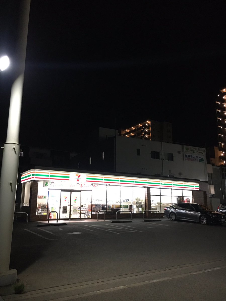 JF5OFRNU700McUw's tweet photo. 夜の佐倉駅北口と復活した夜のセブンイレブン佐倉駅北口店

冠水から1週間くらいは暗かったここも復活して夜も明るくなって、ようやく本来の夜の佐倉駅北口の風景に戻りました

あと、もう同じような台風や大雨が来てまた冠水が起きない事を祈るばかりです https://t.co/YNCC1WJmJo