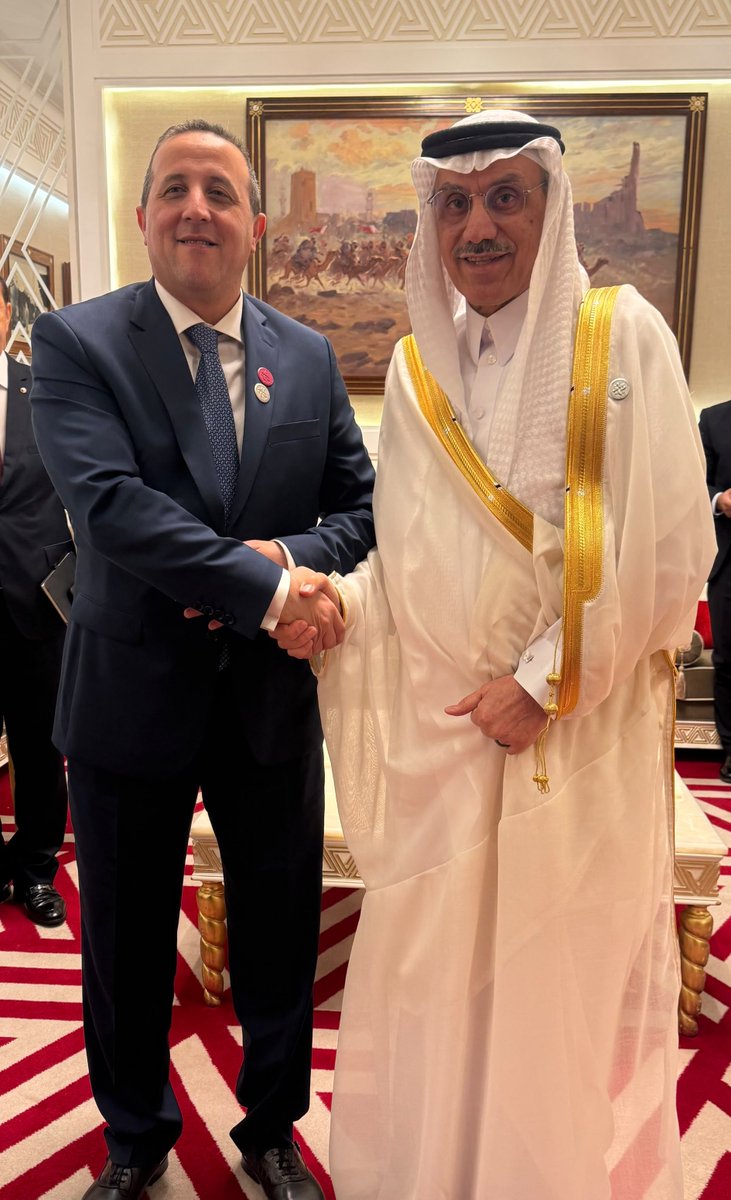 isdb_group's tweet photo. عقد معالي السيد محمد لمين لبو، وزير المالية ومحافظ #البنك_الإسلامي_للتنمية عن الجزائر، وسعادة السيدة نوال العماري، المحافظ المناوب، اجتماعاً مع معالي الدكتور محمد الجاسر، رئيس مجموعة البنك، على هامش الاجتماعات السنوية للبنك الآسيوي للاستثمار في البنية التحتية بالدوحة.

وناقش الجانبان سبل تعزيز الشراكة الاستراتيجية وتسريع تنفيذ إطار التعاون القُطري 2025-2027، بما يواكب أولويات #الجزائر في تطوير البنية التحتية، وتنويع الاقتصاد، وتنمية رأس المال البشري.

وأكد الدكتور الجاسر التزام مجموعة البنك بمواصلة مساندة مسيرة التنمية في الجزائر، استناداً إلى شراكة طويلة الأمد تجاوزت تمويلاتها التراكمية 3.1 مليار دولار أمريكي.