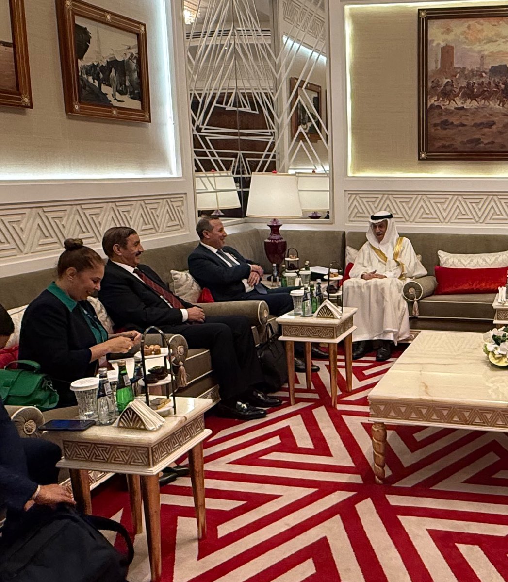 isdb_group's tweet photo. عقد معالي السيد محمد لمين لبو، وزير المالية ومحافظ #البنك_الإسلامي_للتنمية عن الجزائر، وسعادة السيدة نوال العماري، المحافظ المناوب، اجتماعاً مع معالي الدكتور محمد الجاسر، رئيس مجموعة البنك، على هامش الاجتماعات السنوية للبنك الآسيوي للاستثمار في البنية التحتية بالدوحة.

وناقش الجانبان سبل تعزيز الشراكة الاستراتيجية وتسريع تنفيذ إطار التعاون القُطري 2025-2027، بما يواكب أولويات #الجزائر في تطوير البنية التحتية، وتنويع الاقتصاد، وتنمية رأس المال البشري.

وأكد الدكتور الجاسر التزام مجموعة البنك بمواصلة مساندة مسيرة التنمية في الجزائر، استناداً إلى شراكة طويلة الأمد تجاوزت تمويلاتها التراكمية 3.1 مليار دولار أمريكي.