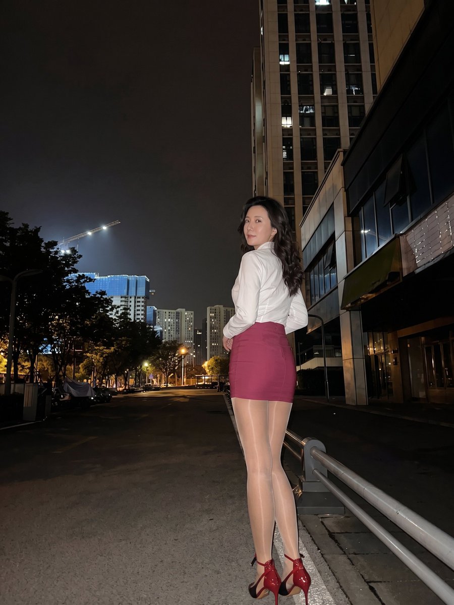 imjaspopo's tweet photo. 岁月没让我变老实，反而让我越来越贪心。快四十岁了还学小年轻半夜压马路，高跟鞋的声音在巷子里回荡，每一下都敲在我的心慌上 https://t.co/zIuKBMab6L