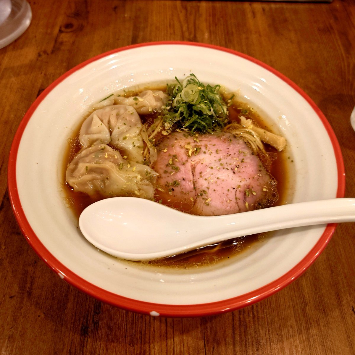 SiraUzi's tweet photo. 山椒そば(醤油)＋肉ワンタン（麺宿 志いな＠新宿御苑前）

コク味のある醤油スープに山椒の風味、シビレがマッチしていてとても美味しい。とにかく山椒の香りがとても良い一杯で実に好み。ワンタンも大ぶりで美味しかった。
#有麺団 https://t.co/L8WWfTc0BB
