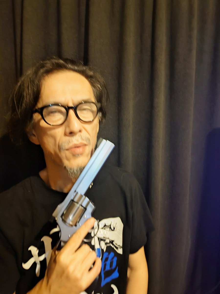 kaneshika's tweet photo. #警視庁公安部温泉シャーク専任調査部 より 対温泉シャーク任務用装備として #パイソンPPCカスタム6インチステンレス束伝兵衛モデル を極秘支給いただきましたっ！
（提供 #東京マルイ さま。ありがとうごさいますっ！）
#温泉シャーク２ 
#温泉サメ退治 https://t.co/aS43q0gjrI