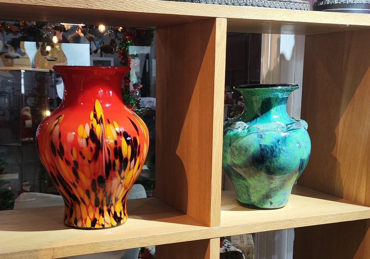 amwhippedafbro's tweet photo. even in vases kacchan is taller.... https://t.co/jow8grdJTr