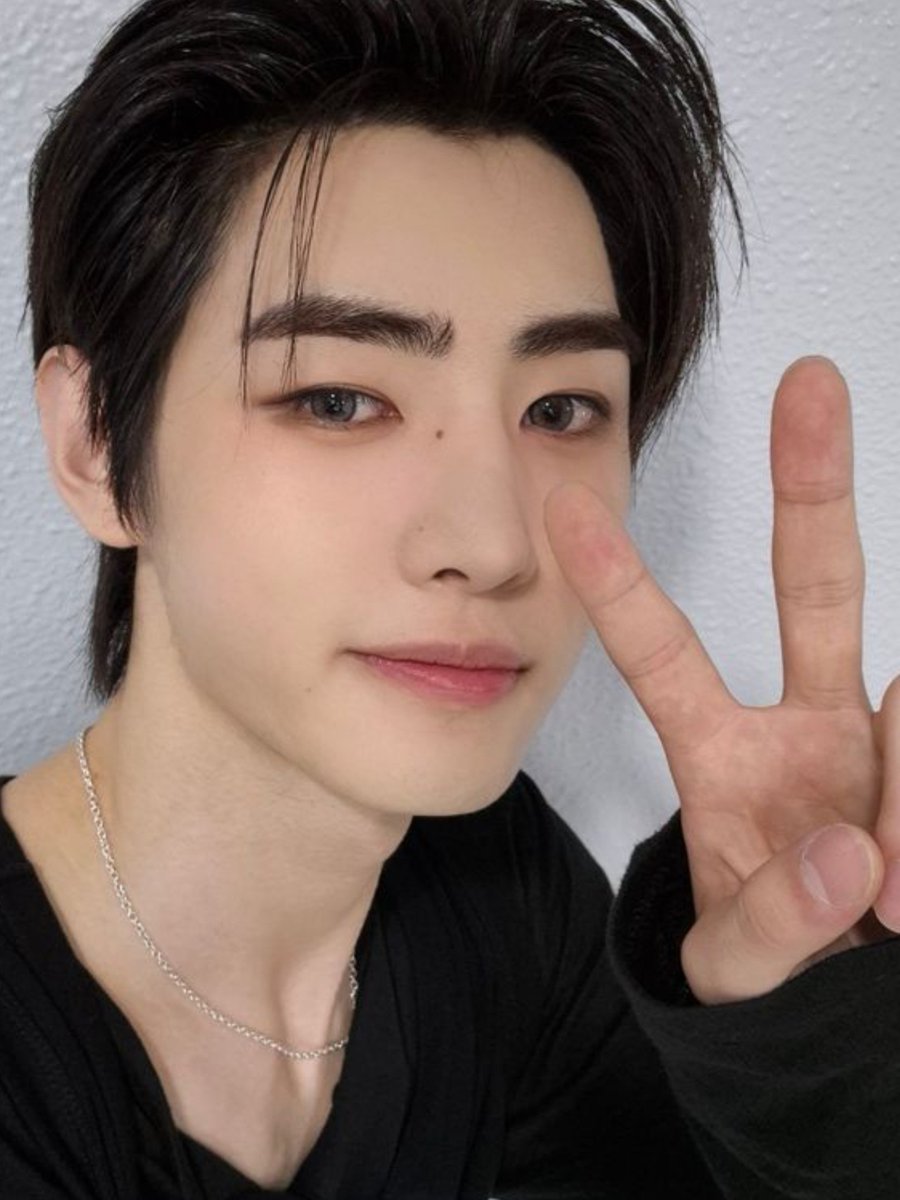 hooonie_Blue's tweet photo. Vampire Sunghoon's peace sign
#박성훈 #SUNGHOON https://t.co/7HtkseMiQK