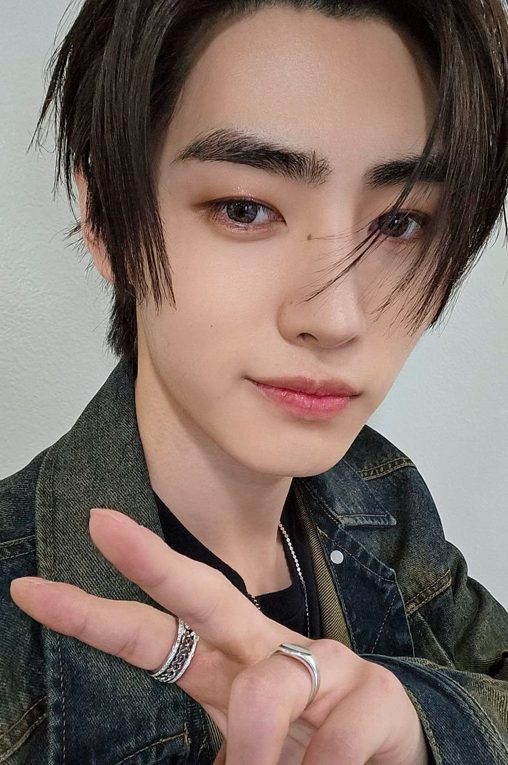 hooonie_Blue's tweet photo. Vampire Sunghoon's peace sign
#박성훈 #SUNGHOON https://t.co/7HtkseMiQK