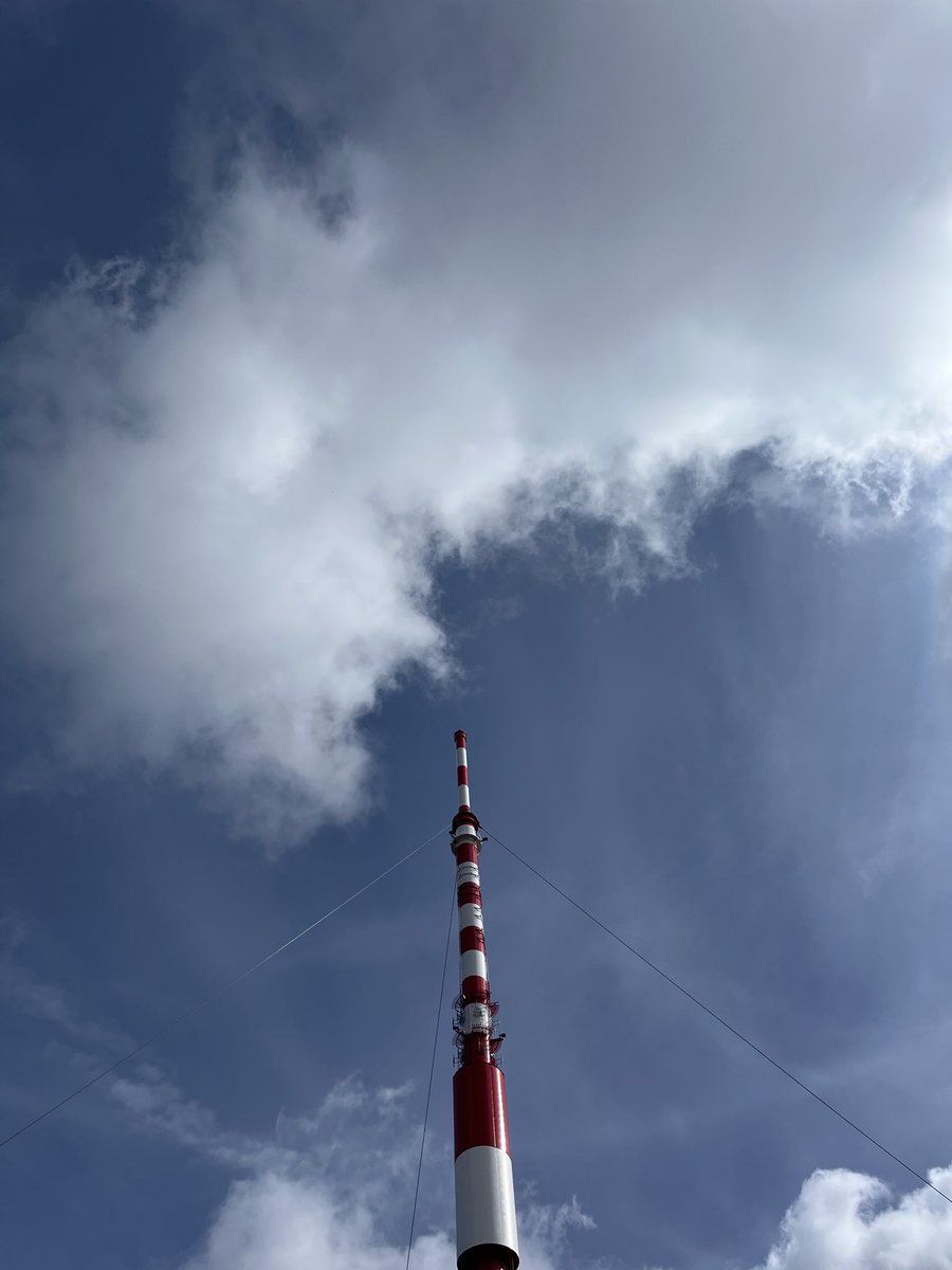 webekacko's tweet photo. Po 6 rokoch konečne ležiac v tráve na milovanom mieste. Síce sa tu toho v istom zmysle dosť zmenilo, ale to podstatné sa vymazať nedá. Je to už tucet výstupov, ale Hoľa rozhodne nikdy nebola tuctová. (Siedmykrát s Hatoškom, premiérovo a premiéra pre Chřestýša. Vďačisko im za to! https://t.co/4v58Ct4ysK
