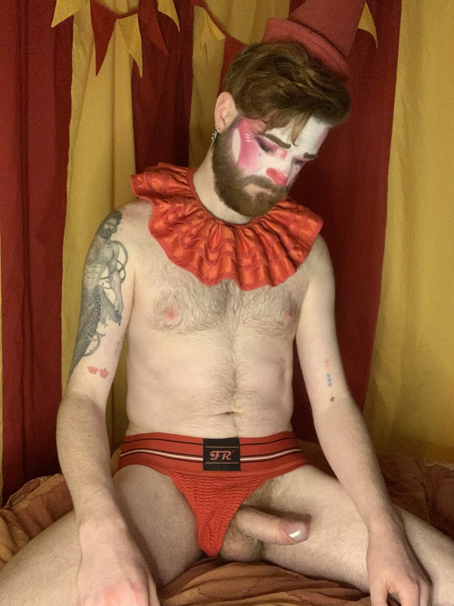 piptheclownxx's tweet photo. Lazy Sunday, who’s joining me? 

https://t.co/yxTiBdDv49

#gay #hairy #clown #circus #fcf https://t.co/THnqwS2vuB