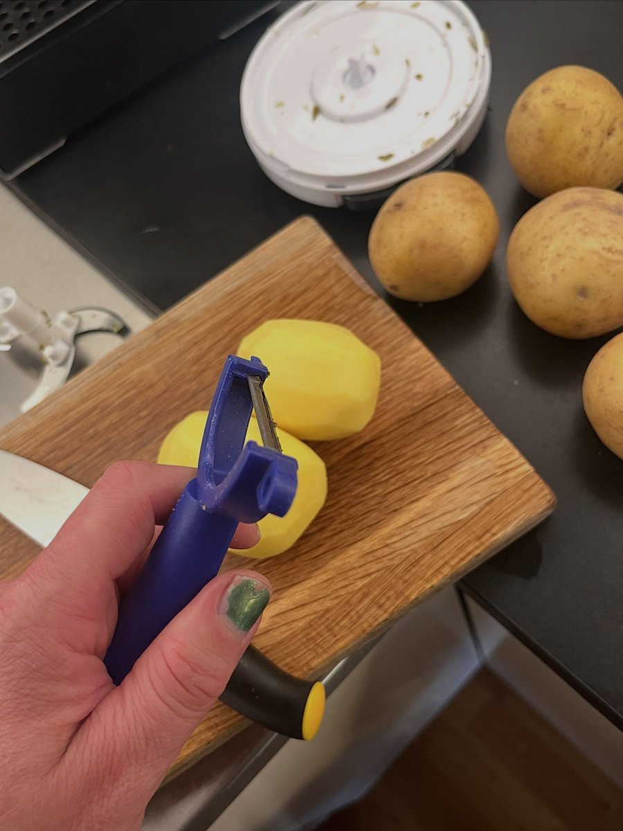 allisonsmithqjs's tweet photo. 317: Peeling potatoes. https://t.co/AdDFvRlQo4