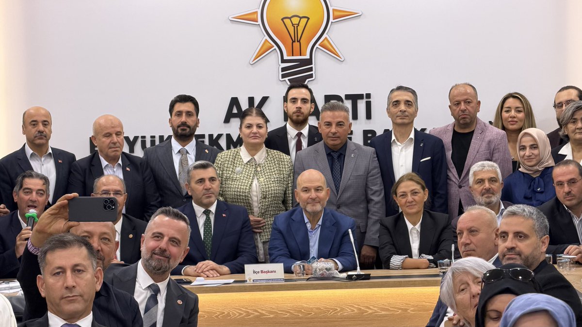 RYagar's tweet photo. Türkiye Yüzyılı Buluşmaları kapsamında İlçe Başkanlığımızda teşkilatımızla bir araya geldik.

Önceki dönem İçişleri Bakanımız ve TBMM İçişleri Komisyonu Başkanımız Süleyman Soylu, milletvekillerimiz, MKYK Üyemiz Emre Cemil Ayvalı, İl Yönetim Kurulu Üyemiz Hakan Polattimur, Meclis Grup Başkanvekilimiz Mustafa Yazıcı, belediye meclis üyelerimiz ve teşkilat mensuplarımızla birlikte istişarelerde bulunduk.

Sahaya çıkmadan önce çalışmalarımızı değerlendirdik, yol haritamızı istişare ettik. Büyükçekmece’mizin her mahallesinde, her sokağında vatandaşlarımızla buluşmak için hep birlikte sahadayız.

Birlikte çalışıyor, birlikte yol yürüyor, Türkiye Yüzyılı için omuz omuza mücadele etmeye devam ediyoruz. 

#TürkiyeYüzyılıBuluşmalarıİstanbul 

@akpartiistanbul 
@abdullahozdemir 
@akbcekmece