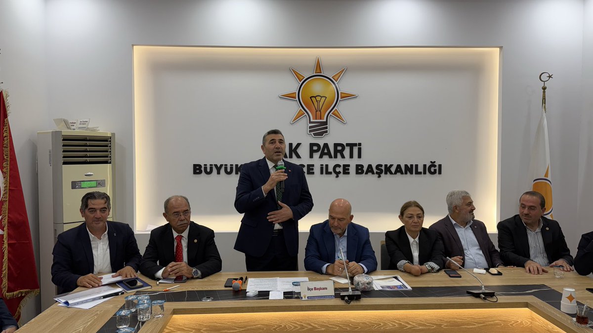 RYagar's tweet photo. Türkiye Yüzyılı Buluşmaları kapsamında İlçe Başkanlığımızda teşkilatımızla bir araya geldik.

Önceki dönem İçişleri Bakanımız ve TBMM İçişleri Komisyonu Başkanımız Süleyman Soylu, milletvekillerimiz, MKYK Üyemiz Emre Cemil Ayvalı, İl Yönetim Kurulu Üyemiz Hakan Polattimur, Meclis Grup Başkanvekilimiz Mustafa Yazıcı, belediye meclis üyelerimiz ve teşkilat mensuplarımızla birlikte istişarelerde bulunduk.

Sahaya çıkmadan önce çalışmalarımızı değerlendirdik, yol haritamızı istişare ettik. Büyükçekmece’mizin her mahallesinde, her sokağında vatandaşlarımızla buluşmak için hep birlikte sahadayız.

Birlikte çalışıyor, birlikte yol yürüyor, Türkiye Yüzyılı için omuz omuza mücadele etmeye devam ediyoruz. 

#TürkiyeYüzyılıBuluşmalarıİstanbul 

@akpartiistanbul 
@abdullahozdemir 
@akbcekmece