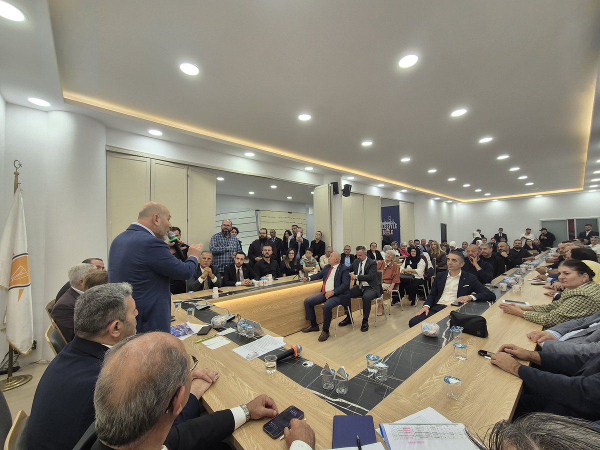 RYagar's tweet photo. Türkiye Yüzyılı Buluşmaları kapsamında İlçe Başkanlığımızda teşkilatımızla bir araya geldik.

Önceki dönem İçişleri Bakanımız ve TBMM İçişleri Komisyonu Başkanımız Süleyman Soylu, milletvekillerimiz, MKYK Üyemiz Emre Cemil Ayvalı, İl Yönetim Kurulu Üyemiz Hakan Polattimur, Meclis Grup Başkanvekilimiz Mustafa Yazıcı, belediye meclis üyelerimiz ve teşkilat mensuplarımızla birlikte istişarelerde bulunduk.

Sahaya çıkmadan önce çalışmalarımızı değerlendirdik, yol haritamızı istişare ettik. Büyükçekmece’mizin her mahallesinde, her sokağında vatandaşlarımızla buluşmak için hep birlikte sahadayız.

Birlikte çalışıyor, birlikte yol yürüyor, Türkiye Yüzyılı için omuz omuza mücadele etmeye devam ediyoruz. 

#TürkiyeYüzyılıBuluşmalarıİstanbul 

@akpartiistanbul 
@abdullahozdemir 
@akbcekmece