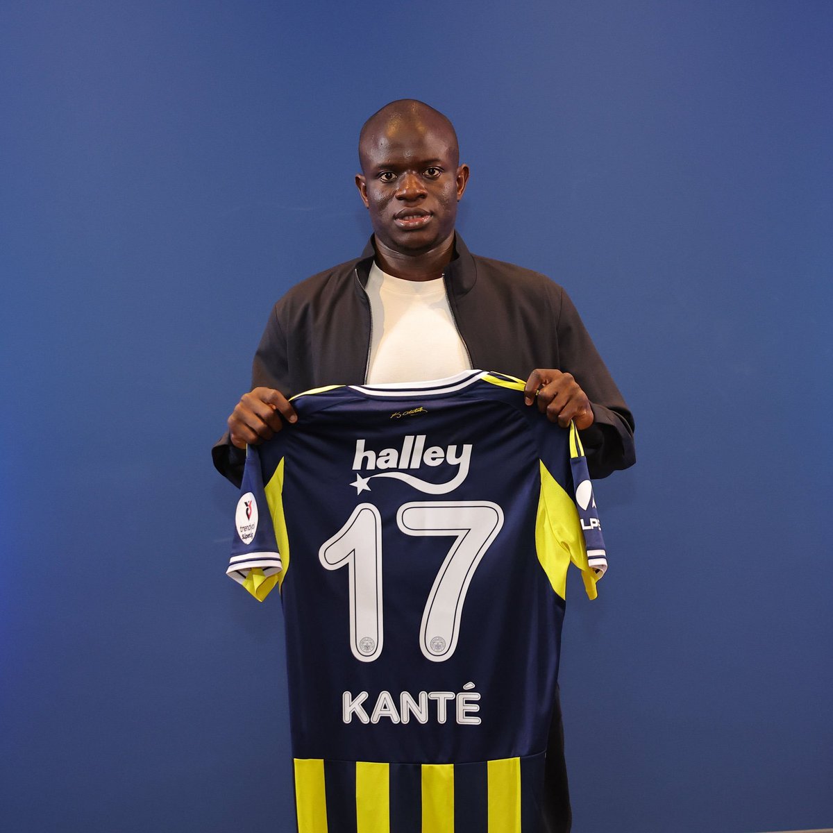 afrikafutbolu1's tweet photo. Fenerbahçe'nin en iyi orta saha oyuncusu. 18 yıl sonra Şampiyonlar Ligi'ne giren takımın baş mimarları arasında.

Aldığı parayı da sonuna kadar hak ediyor. Helali hoş olsun.

Duran'a, Diego Carlos'a, Çağlar'a verilen paralar bu kadar konuşulmadı. Çoğu sahaya çıkamadı nerdeyse. https://t.co/gjkIvbkRGS