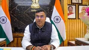 NexaWire's tweet photo. 🚨 Delhi: Deputy CM and PWD Minister Parvesh Sahib Singh Verma has been accused of slapping a young man during a road inspection in Tilak Nagar. AAP has shared a video of the incident, triggering a political controversy.
 #Delhi #ParveshVerma #DelhiNews https://t.co/7q1IUzYzda