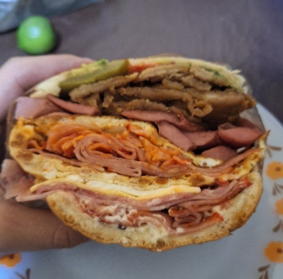 g_zmnnn's tweet photo. Pues no encontré los pinches tacos de talismán pero las tortas del hipódromo nunca me dejaran abajo https://t.co/rlwRtm3sBO