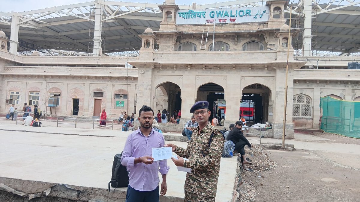 CtcGwalior's tweet photo. स्वच्छता ही सेवा अभियान के तहत ग्वालियर रेलवे स्टेशन एवं पनिहार ग्राम के बाजार क्षेत्र में नागरिकों में स्वच्छता एवं देश को स्वच्छ एवं सुंदर रखने की जागरूकता फैलाने हेतू केंद्र प्रशिक्षण महाविद्यालय ग्वालियर द्वारा जन भागीदारी को सुनिश्चित करने हेतु प्रचार प्रसार किया गया। https://t.co/3lSw18sLTF