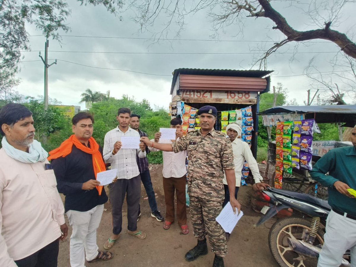 CtcGwalior's tweet photo. स्वच्छता ही सेवा अभियान के तहत ग्वालियर रेलवे स्टेशन एवं पनिहार ग्राम के बाजार क्षेत्र में नागरिकों में स्वच्छता एवं देश को स्वच्छ एवं सुंदर रखने की जागरूकता फैलाने हेतू केंद्र प्रशिक्षण महाविद्यालय ग्वालियर द्वारा जन भागीदारी को सुनिश्चित करने हेतु प्रचार प्रसार किया गया। https://t.co/3lSw18sLTF