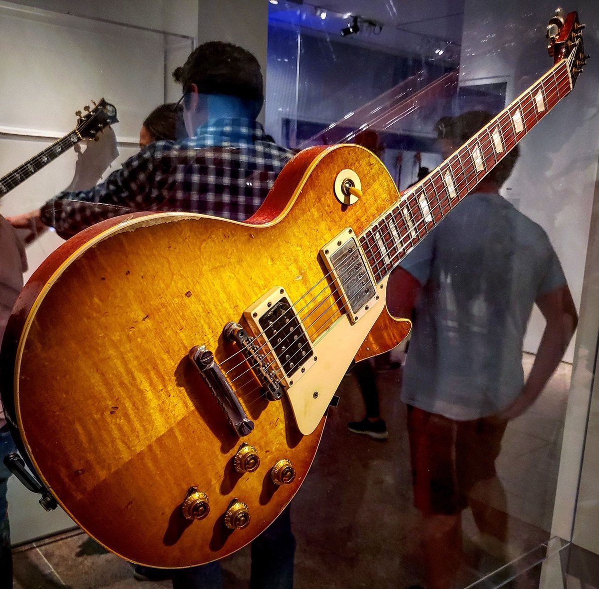 muerdekeroyo's tweet photo. Jimmy Page's "Number One" 1959 Gibson Les Paul Standard on display at the Metropolitan Museum of Art 
Jimmy Page purchased this instrument in 1969 from Joe Walsh
#guitar #Gibson #FamousGuitars #JimmyPage #JoeWalsh #GibSunday https://t.co/OJCZBDlus1