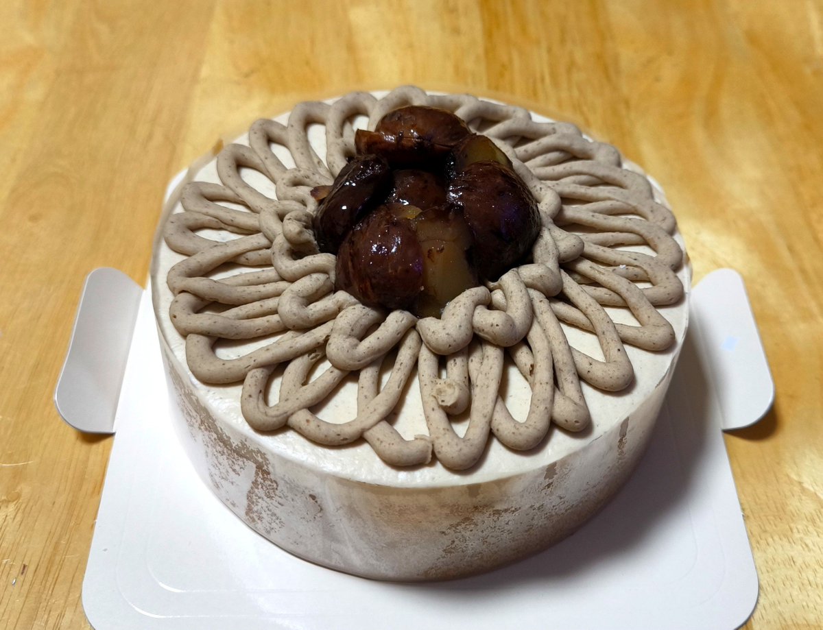 Reirainmagic_29's tweet photo. 妹が私の誕生日にモンブランホールケーキを買ってきてくれました🎂
家族からもお祝いしてくれました🙌

ポストをみてくれた方、お祝いのメッセージを送ってくれた方々、改めて感謝申し上げます。

これからも健康に気をつけてうづしろを楽しく推していきます❗️

#うづしろふぁむごはん https://t.co/4jU1z7xPbz