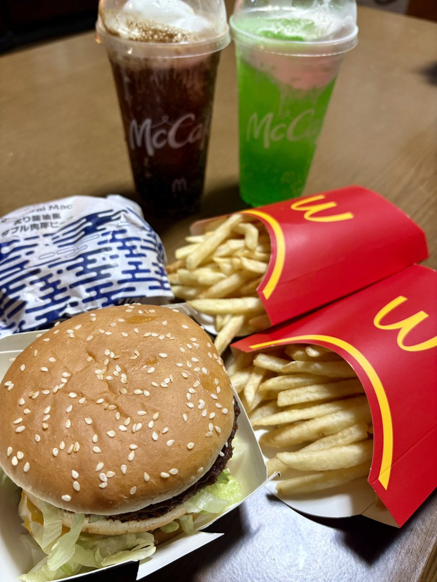 home_ai_lab's tweet photo. 人生初のマック株主優待🍔✨
優待券2セットで
🍔倍ビッグマック
🍔サムライマック ダブル肉厚ビーフ
🍟ポテトL×2
🥤マックフロート×2
トマト追加はできなかった😢🍅
いつもクーポン民���から、倍ビッグマックもフロートも初めて😂美味しかった〜！
残り4セット！次は何頼もう🤤
#株主優待 #マクドナルド https://t.co/q73YLjIAFZ
