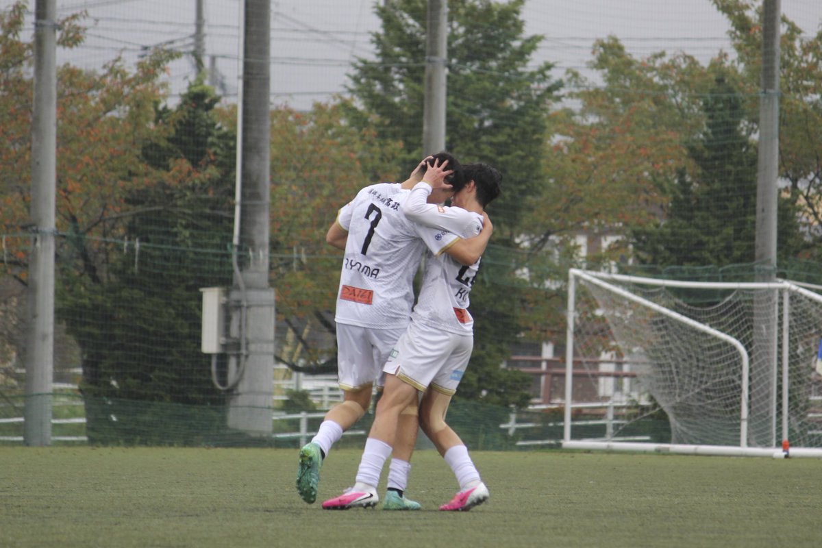 cobaltore's tweet photo. 【MATCH REPORT📝】

今節はアウェイでSendai University Satellite Aと対戦💥

試合開始わずか4分に先制を許す苦しい立ち上がりとなりました。

そして28分、途中で退場者が出て、10人での戦いを強いられる展開に。

それでも全員が走り続け、32分に佐藤稜馬選手がゴールを決め、同点に追いつき、前半終了⚽️🔥

後半も必死にゴールを目指し続け、78分に坂木快人選手のゴールで逆転！🥅

さらに85分には、途中交代で入った塩谷隼都選手が追加点を決め、リードを広げました✨

苦しい時間もありましたが、最後まで闘志をむき出しに戦い抜き、3-1で試合終了！👏

本日も熱い応援ありがとうございました！💙

 #コバルトーレ女川  #再航