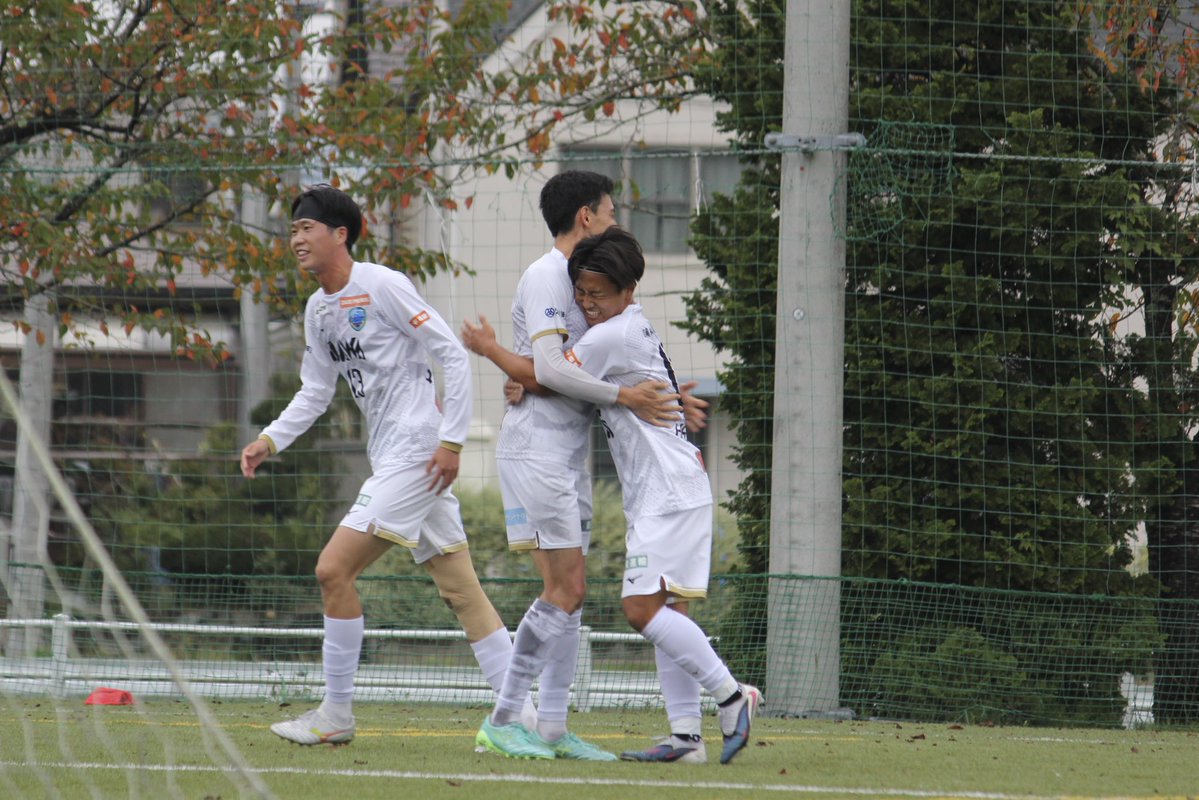 cobaltore's tweet photo. 【MATCH REPORT📝】

今節はアウェイでSendai University Satellite Aと対戦💥

試合開始わずか4分に先制を許す苦しい立ち上がりとなりました。

そして28分、途中で退場者が出て、10人での戦いを強いられる展開に。

それでも全員が走り続け、32分に佐藤稜馬選手がゴールを決め、同点に追いつき、前半終了⚽️🔥

後半も必死にゴールを目指し続け、78分に坂木快人選手のゴールで逆転！🥅

さらに85分には、途中交代で入った塩谷隼都選手が追加点を決め、リードを広げました✨

苦しい時間もありましたが、最後まで闘志をむき出しに戦い抜き、3-1で試合終了！👏

本日も熱い応援ありがとうございました！💙

 #コバルトーレ女川  #再航