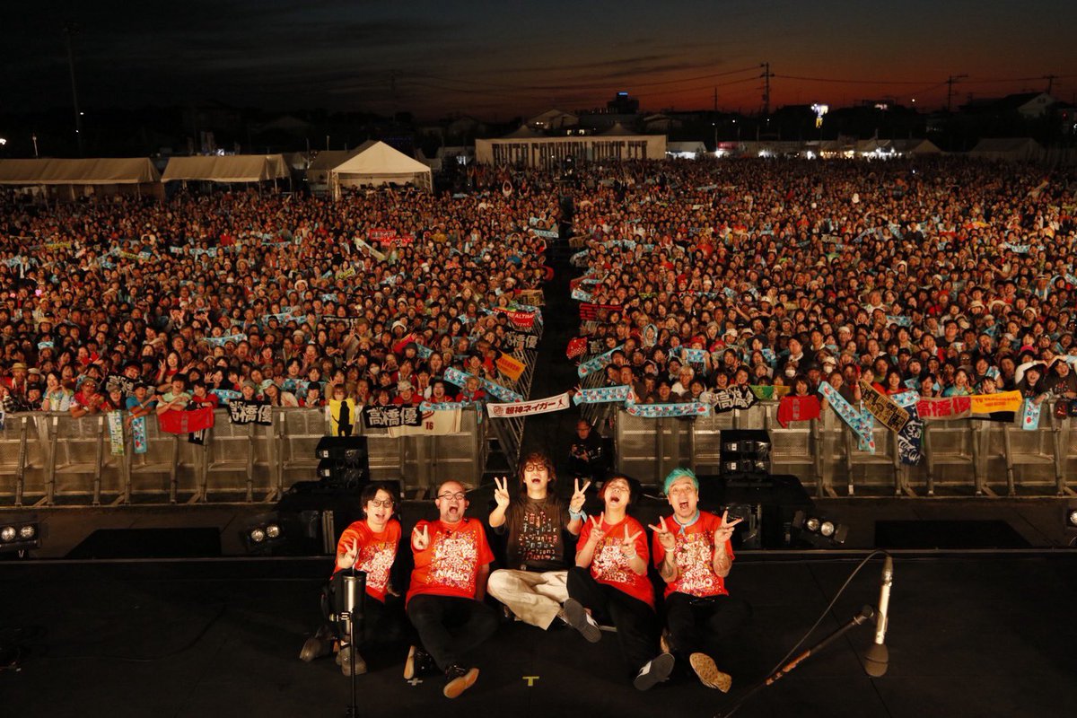takahashiyu_st's tweet photo. #高橋優 主催
秋田 CARAVAN MUSIC FES 2026
in 秋田県にかほ市象潟グラウンド

2日目も終演‼️
ご来場いただいたお客様、ご出演いただいた皆様、ありがとうございました‼️

最後にステージ上で記念撮影📸

そして高橋優全国ツアーも解禁📣📣📣
ぜひチェックお願いします✅

高橋優LIVE TOUR 2027「free style stroke 2」特設サイト🔗
https://t.co/IBoaK1TQVp
#ACMF2026 #にかほ市