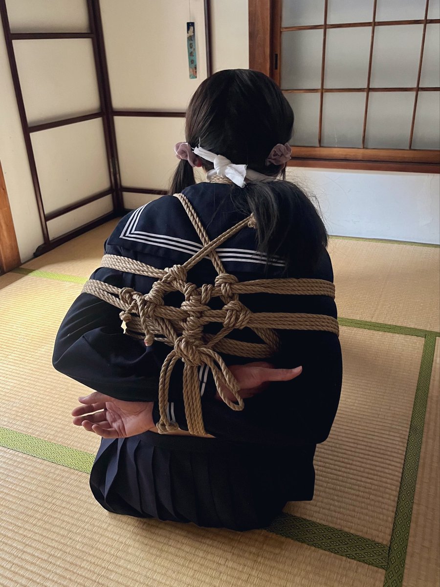 makeover_with's tweet photo. 夏の終わり🎐

箱の中に閉じ込められたように 彼ぴょんに縛られて…

縛師 サトミさん @3103_cu2 https://t.co/UqBjcbjb3h