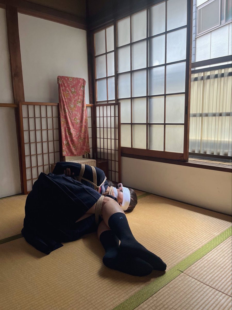 makeover_with's tweet photo. 夏の終わり🎐

箱の中に閉じ込められたように 彼ぴょんに縛られて…

縛師 サトミさん @3103_cu2 https://t.co/UqBjcbjb3h