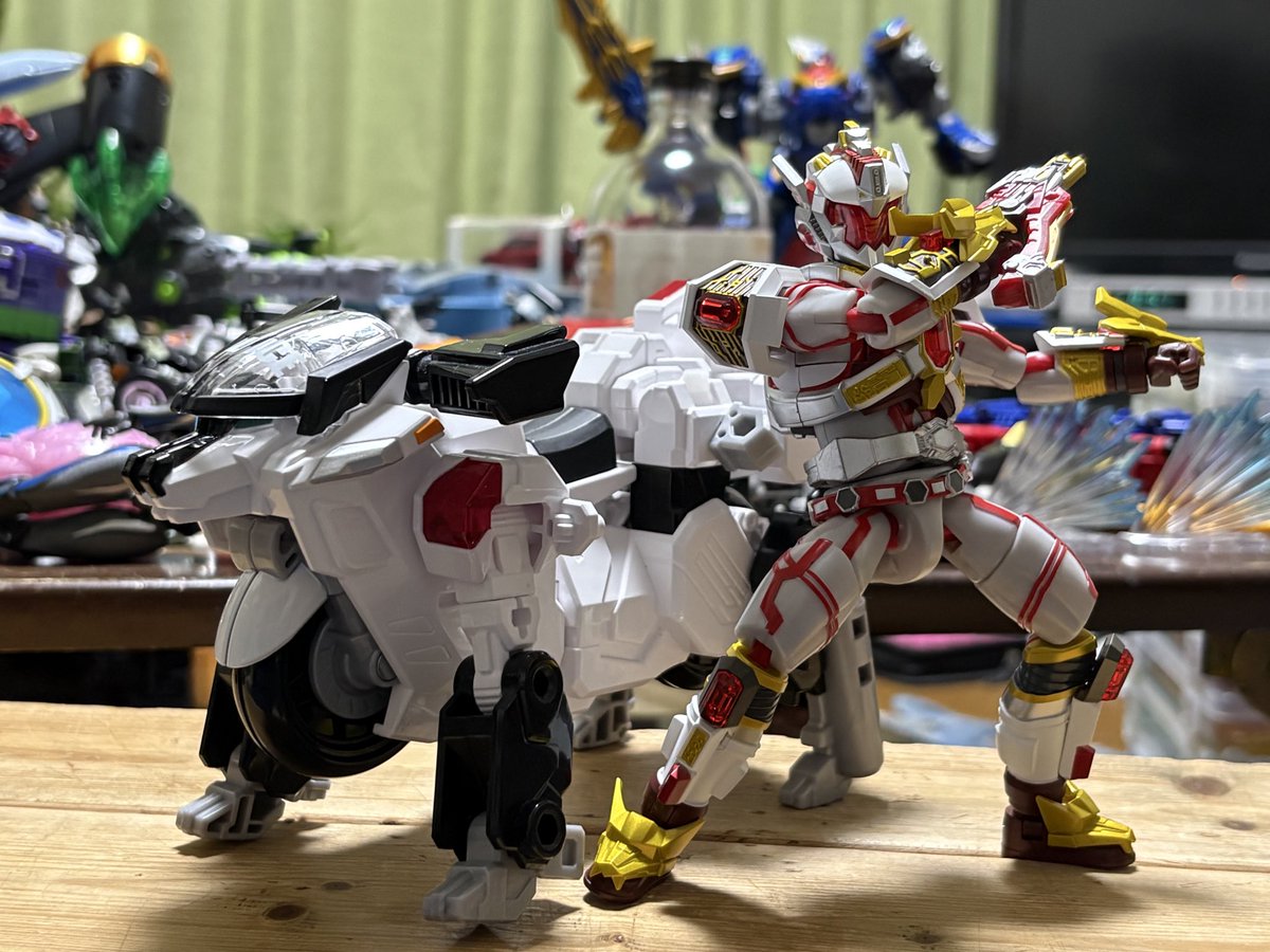 two_too's tweet photo. リュウガンオー、リュウケンドーでも跨らせてたからピッタリなのはわかってたけど、すごくピッタリで三位一体できる　足首はリュウケンドーよりは改善してるけど、まだ手入れる必要ある https://t.co/kjbGOxczex