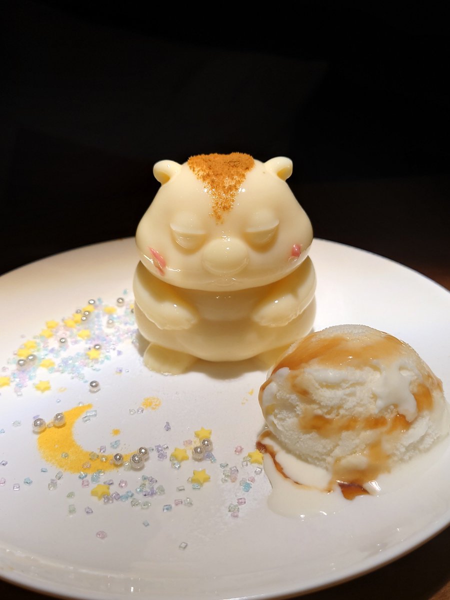 AHCOchan's tweet photo. 吉祥寺マモテラスにあるマーモット村に行ってきた。
カフェもあって、大満足。　

リアルなぬいぐるみと共に、まもちプリン。
ぷるるん。

#マモテラス　#マーモット村　#マーモット　#マーモットカフェ https://t.co/cmzwBNZNr3