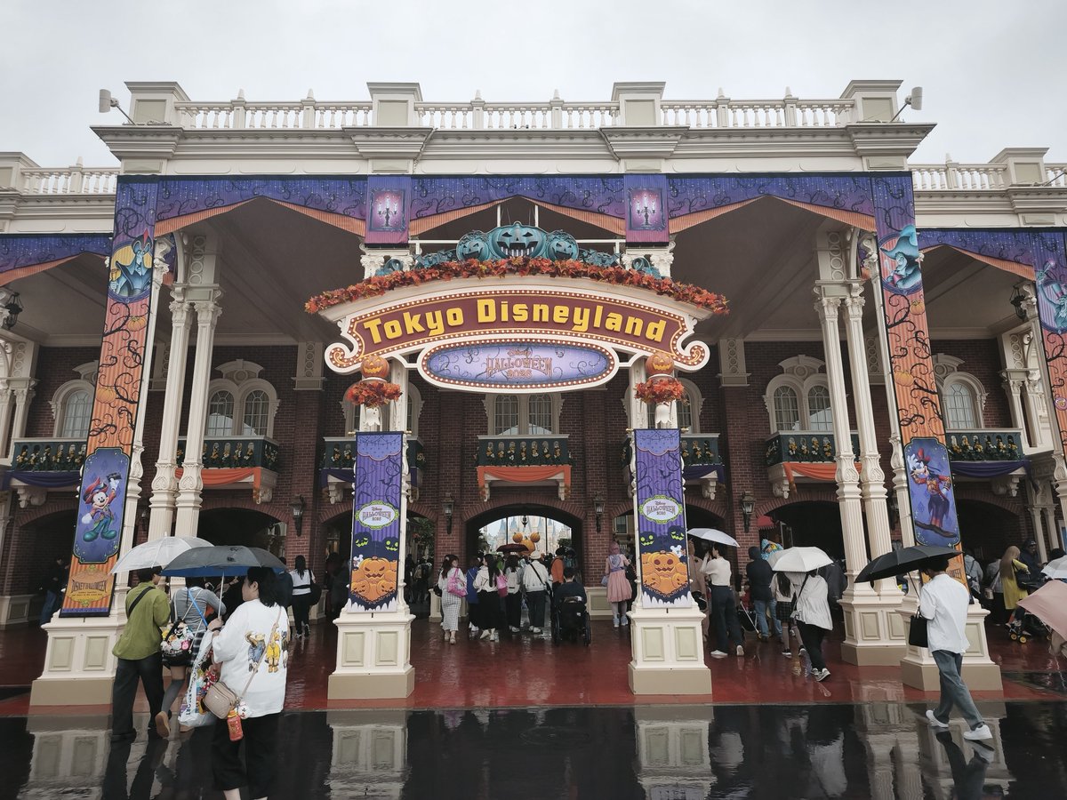 _turunori's tweet photo. 2日目はランド！
あいにくの雨予報だったけど思ったより降らなくて良き良き！
ハロウィンでハイクオリティ仮装勢めちゃいてビビったw https://t.co/2P10dArZ7N