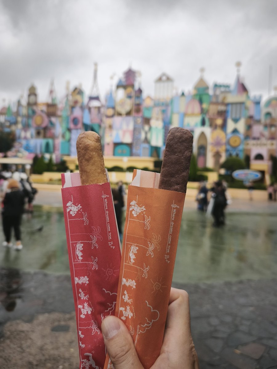 _turunori's tweet photo. 2日目はランド！
あいにくの雨予報だったけど思ったより降らなくて良き良き！
ハロウィンでハイクオリティ仮装勢めちゃいてビビったw https://t.co/2P10dArZ7N