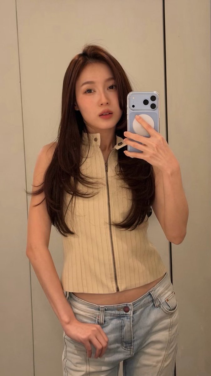 luverruks's tweet photo. give love a mirror and a phone and watch her serve https://t.co/DqIJqCBIIW