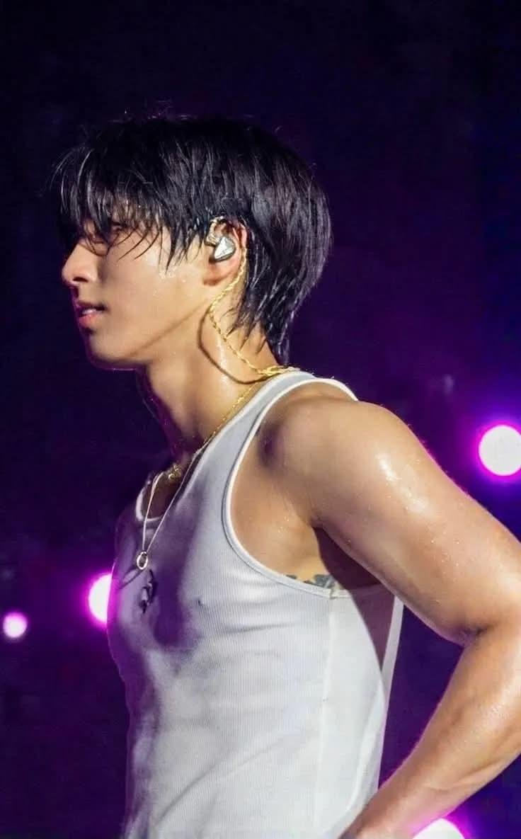1doolsetracha's tweet photo. Han Jisung is so HOT https://t.co/YboM3viKjt
