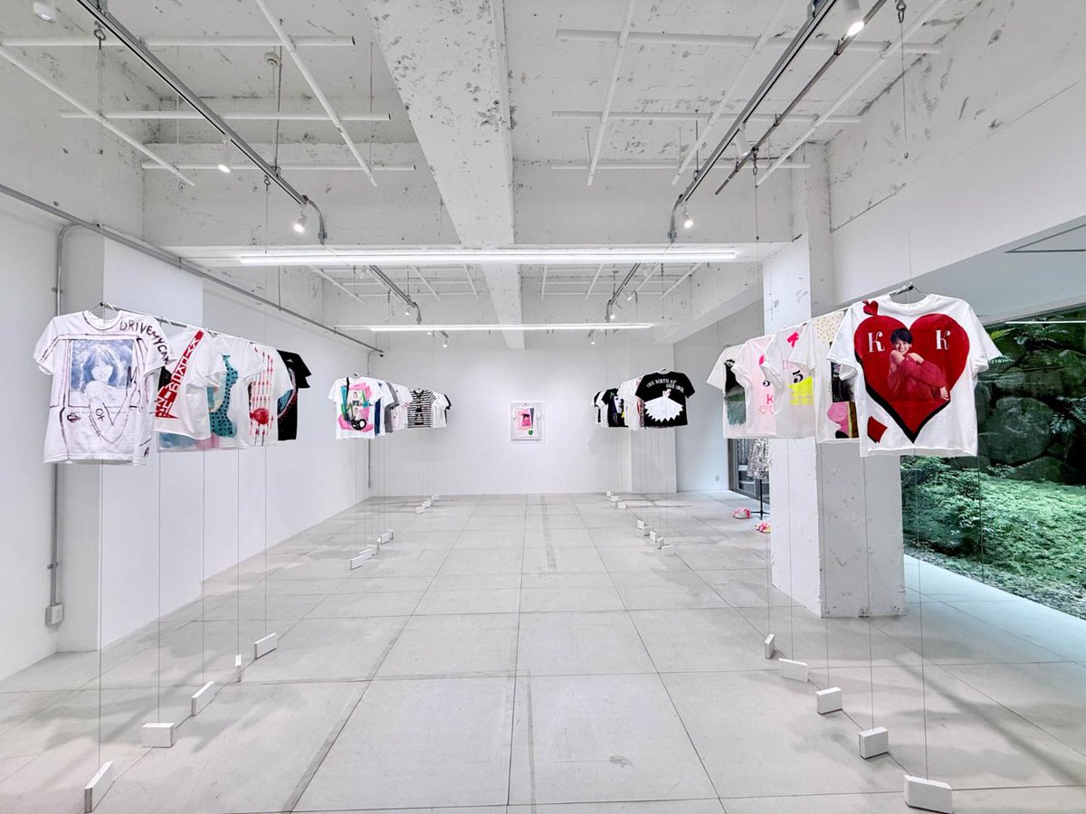 fashionsnap's tweet photo. 【開催中】小泉今日子のツアー衣装の展覧会が東京・代々木のTEN10 STUDIOで開催中。アーティストのEd TSUWAKIが手掛けたアートTシャツ全33点を展示している。Tシャツは、来場者を対象に抽選販売も行う。 https://t.co/wyMjiUdZQJ