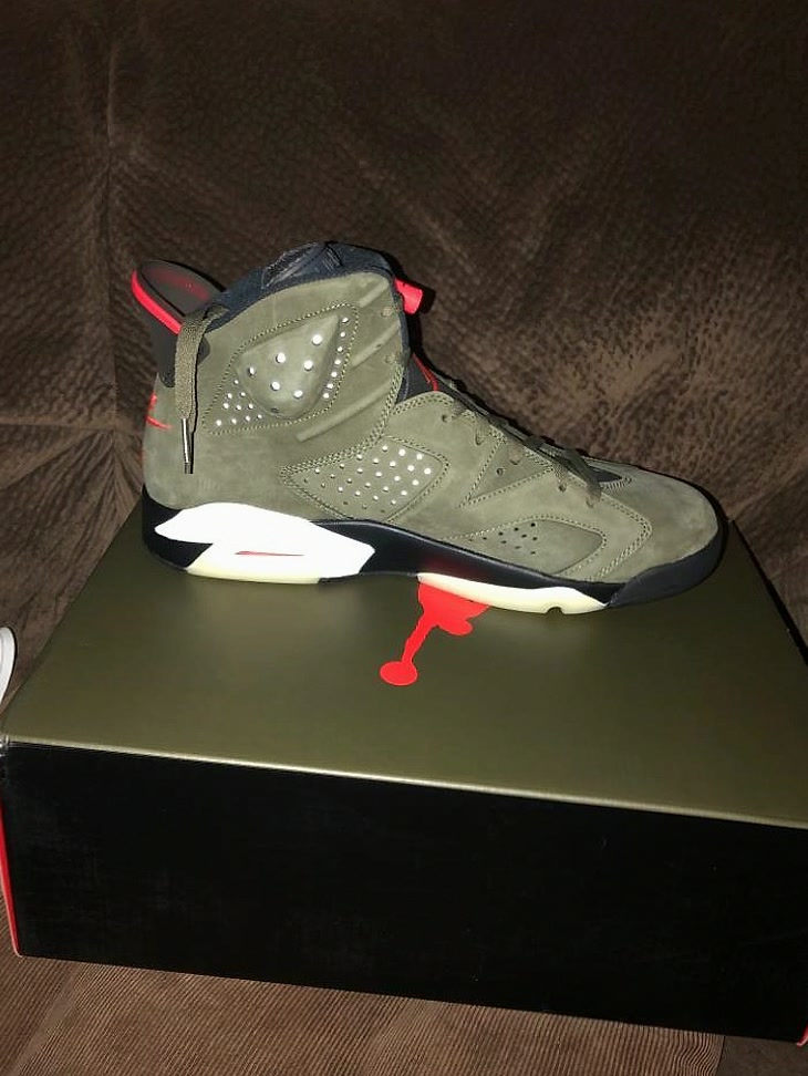 ElizabethL9g's tweet photo. Out the country for a while. Moms sent a flick of what appeared on my doorstep. Ready to come home now.
#Sneakers #Fresh https://t.co/MFEkGMUD2D