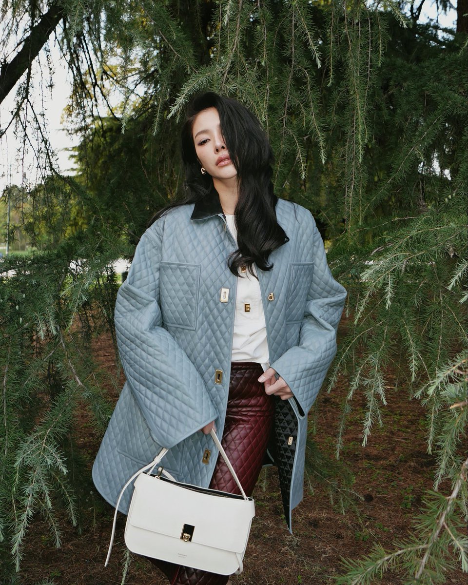 malisorn00's tweet photo. MILAN, IN FERRAGAMO @Ferragamo 

An interplay of softness and structure

Quilted layers
Unexpected color
Quiet confidence

#FerragamoXFaye
#Ferragamo
#FerragamoSS27 https://t.co/hfDMuLo9RI