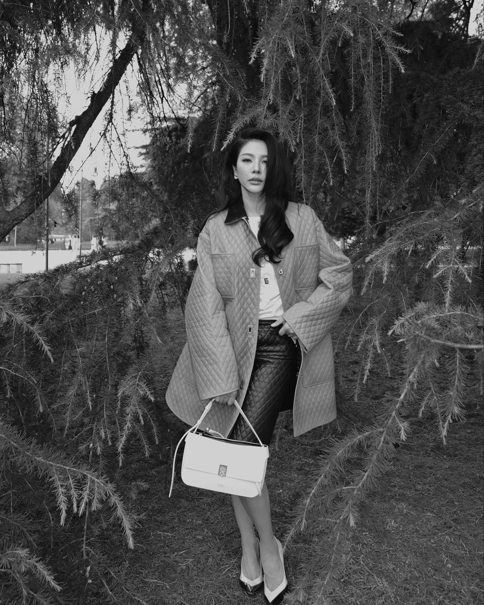 malisorn00's tweet photo. MILAN, IN FERRAGAMO @Ferragamo 

An interplay of softness and structure

Quilted layers
Unexpected color
Quiet confidence

#FerragamoXFaye
#Ferragamo
#FerragamoSS27 https://t.co/hfDMuLo9RI