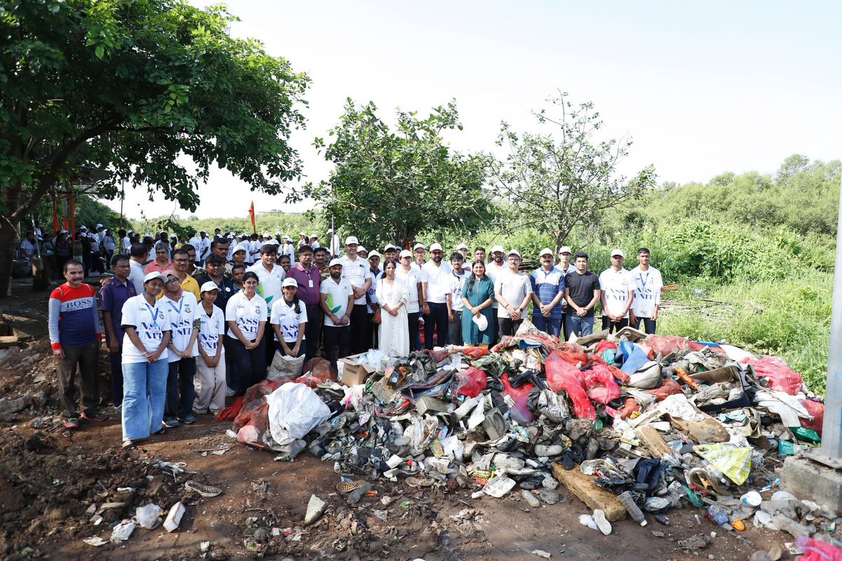 EnvironmentLife's tweet photo. 🌿 Week 319: Protecting the Lungs of Navi Mumbai! 🌊

​On behalf of ELF,we are proud to share that our joint initiative with the @NMMConline under Swachh Bharat Abhiyan &amp; ‘Sewa Sankalp Abhiyan – Swachhata Hi Seva’—achieved another massive milestone at Karave Jetty, Nerul! https://t.co/xNZCsdepI1