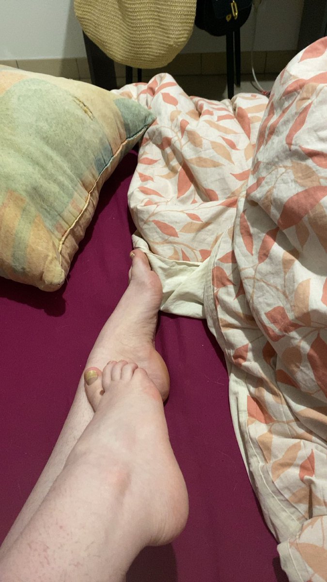 Emma_cmp0210's tweet photo. Comment vont mes fétichistes préférés ? 😝#feetfetısh #feet #feetinyourface https://t.co/RYzfyHZLFf