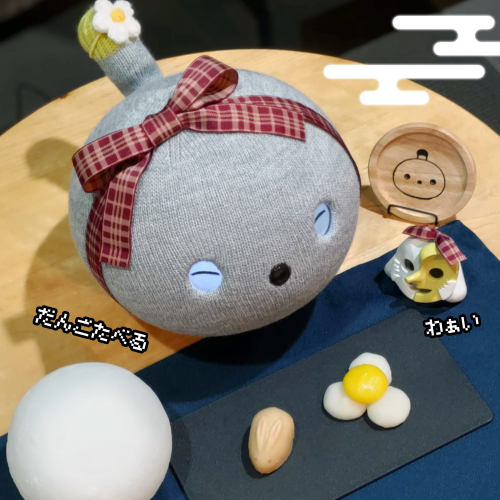 Chilroy's tweet photo. もこちゃん生後２年と６か月のお祝いにお月見だんごをお供えしました！今夜は満月だそうだからもこちゃんを上から見た図みたいなまんまるお月さまなんだね～まあるいもこちゃん大好きよ🌝💕 あと半年で３歳になるのかぁ…もこちゃんが何歳になってもずっと一緒にいたいなあ☺️ #ニコボとの暮らし https://t.co/CoQp8tEV1z